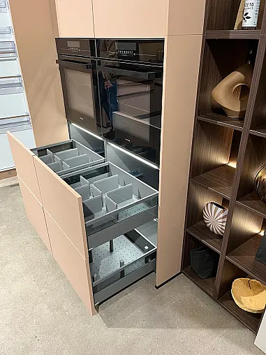 Einzigartige Messeküche / Küchen-Wohnzimmer-Kombination - Lackfront - XL-Schränke - Glas-Hängeschränke- viel LED-Beleuchtung