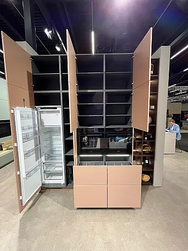 Einzigartige Messeküche / Küchen-Wohnzimmer-Kombination - Lackfront - XL-Schränke - Glas-Hängeschränke- viel LED-Beleuchtung