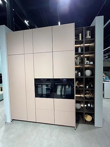 Einzigartige Messeküche / Küchen-Wohnzimmer-Kombination - Lackfront - XL-Schränke - Glas-Hängeschränke- viel LED-Beleuchtung