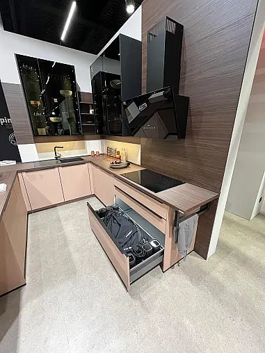 Einzigartige Messeküche / Küchen-Wohnzimmer-Kombination - Lackfront - XL-Schränke - Glas-Hängeschränke- viel LED-Beleuchtung