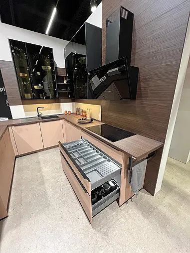 Einzigartige Messeküche / Küchen-Wohnzimmer-Kombination - Lackfront - XL-Schränke - Glas-Hängeschränke- viel LED-Beleuchtung