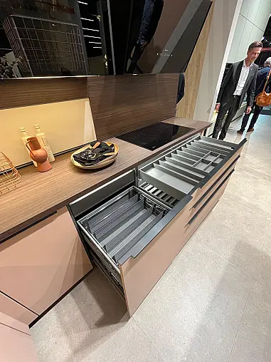 Einzigartige Messeküche / Küchen-Wohnzimmer-Kombination - Lackfront - XL-Schränke - Glas-Hängeschränke- viel LED-Beleuchtung