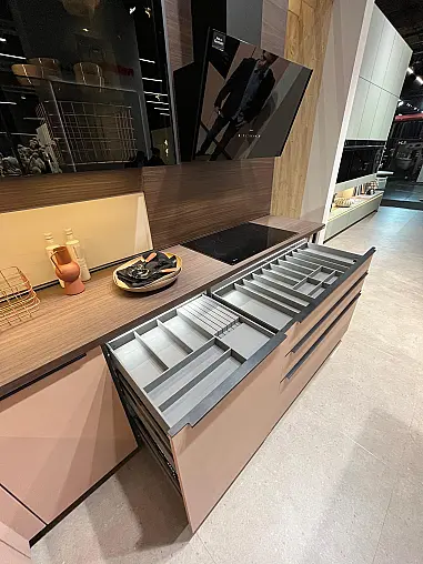 Einzigartige Messeküche / Küchen-Wohnzimmer-Kombination - Lackfront - XL-Schränke - Glas-Hängeschränke- viel LED-Beleuchtung