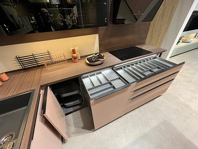 Einzigartige Messeküche / Küchen-Wohnzimmer-Kombination - Lackfront - XL-Schränke - Glas-Hängeschränke- viel LED-Beleuchtung