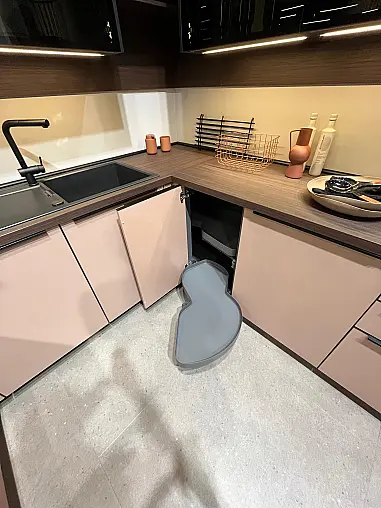 Einzigartige Messeküche / Küchen-Wohnzimmer-Kombination - Lackfront - XL-Schränke - Glas-Hängeschränke- viel LED-Beleuchtung