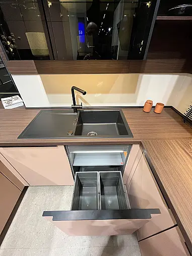 Einzigartige Messeküche / Küchen-Wohnzimmer-Kombination - Lackfront - XL-Schränke - Glas-Hängeschränke- viel LED-Beleuchtung