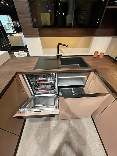 Einzigartige Messeküche / Küchen-Wohnzimmer-Kombination - Lackfront - XL-Schränke - Glas-Hängeschränke- viel LED-Beleuchtung