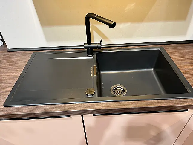 Einzigartige Messeküche / Küchen-Wohnzimmer-Kombination - Lackfront - XL-Schränke - Glas-Hängeschränke- viel LED-Beleuchtung