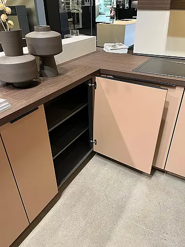 Einzigartige Messeküche / Küchen-Wohnzimmer-Kombination - Lackfront - XL-Schränke - Glas-Hängeschränke- viel LED-Beleuchtung