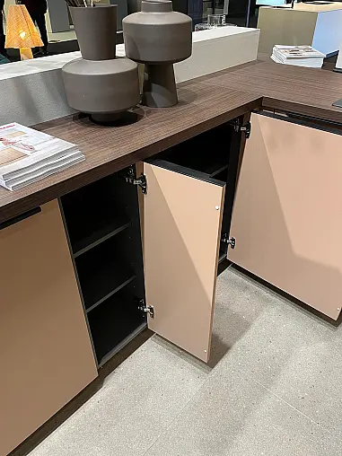 Einzigartige Messeküche / Küchen-Wohnzimmer-Kombination - Lackfront - XL-Schränke - Glas-Hängeschränke- viel LED-Beleuchtung