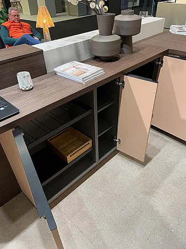 Einzigartige Messeküche / Küchen-Wohnzimmer-Kombination - Lackfront - XL-Schränke - Glas-Hängeschränke- viel LED-Beleuchtung