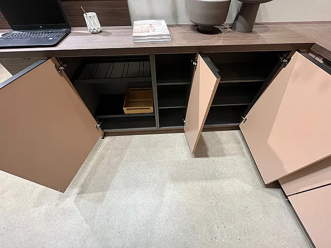 Einzigartige Messeküche / Küchen-Wohnzimmer-Kombination - Lackfront - XL-Schränke - Glas-Hängeschränke- viel LED-Beleuchtung