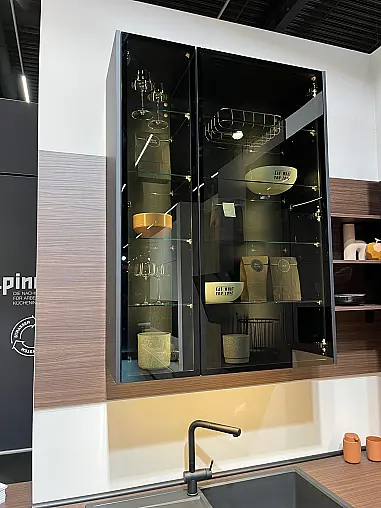 Einzigartige Messeküche / Küchen-Wohnzimmer-Kombination - Lackfront - XL-Schränke - Glas-Hängeschränke- viel LED-Beleuchtung
