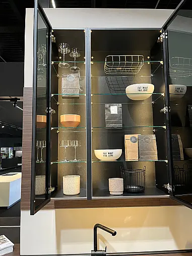 Einzigartige Messeküche / Küchen-Wohnzimmer-Kombination - Lackfront - XL-Schränke - Glas-Hängeschränke- viel LED-Beleuchtung