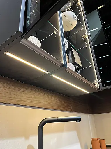 Einzigartige Messeküche / Küchen-Wohnzimmer-Kombination - Lackfront - XL-Schränke - Glas-Hängeschränke- viel LED-Beleuchtung
