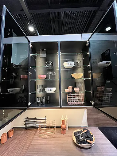 Einzigartige Messeküche / Küchen-Wohnzimmer-Kombination - Lackfront - XL-Schränke - Glas-Hängeschränke- viel LED-Beleuchtung
