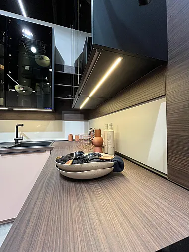 Einzigartige Messeküche / Küchen-Wohnzimmer-Kombination - Lackfront - XL-Schränke - Glas-Hängeschränke- viel LED-Beleuchtung