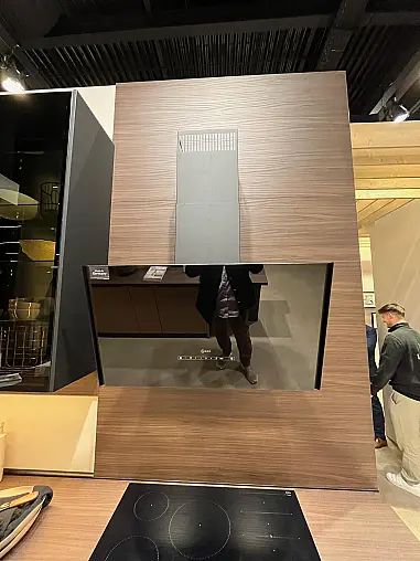 Einzigartige Messeküche / Küchen-Wohnzimmer-Kombination - Lackfront - XL-Schränke - Glas-Hängeschränke- viel LED-Beleuchtung