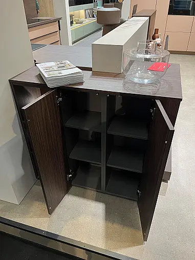 Einzigartige Messeküche / Küchen-Wohnzimmer-Kombination - Lackfront - XL-Schränke - Glas-Hängeschränke- viel LED-Beleuchtung