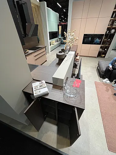 Einzigartige Messeküche / Küchen-Wohnzimmer-Kombination - Lackfront - XL-Schränke - Glas-Hängeschränke- viel LED-Beleuchtung