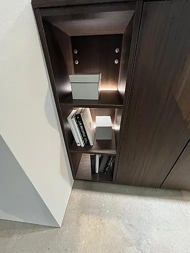 Einzigartige Messeküche / Küchen-Wohnzimmer-Kombination - Lackfront - XL-Schränke - Glas-Hängeschränke- viel LED-Beleuchtung