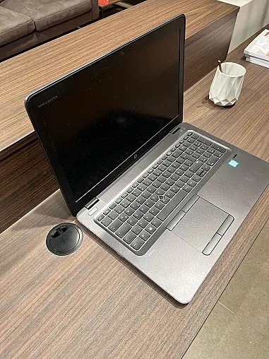 Einzigartige Messeküche / Küchen-Wohnzimmer-Kombination - Lackfront - XL-Schränke - Glas-Hängeschränke- viel LED-Beleuchtung