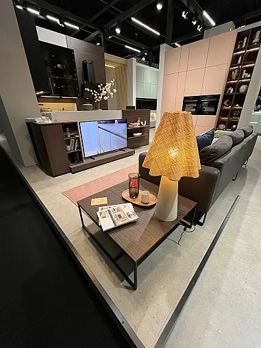 Einzigartige Messeküche / Küchen-Wohnzimmer-Kombination - Lackfront - XL-Schränke - Glas-Hängeschränke- viel LED-Beleuchtung