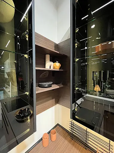 Einzigartige Messeküche / Küchen-Wohnzimmer-Kombination - Lackfront - XL-Schränke - Glas-Hängeschränke- viel LED-Beleuchtung