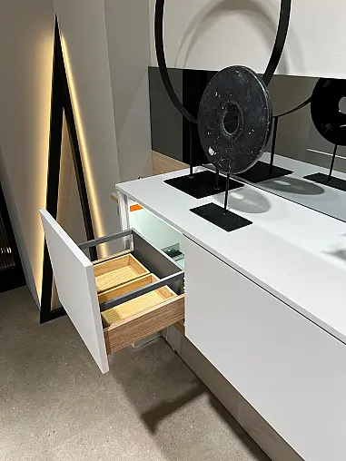 Exklusives Esszimmer inklusive Tisch - 5 drehbare Stühle - Schrankwand mit indirekter LED-Beleuchtung - Messestück wieder original verpackt