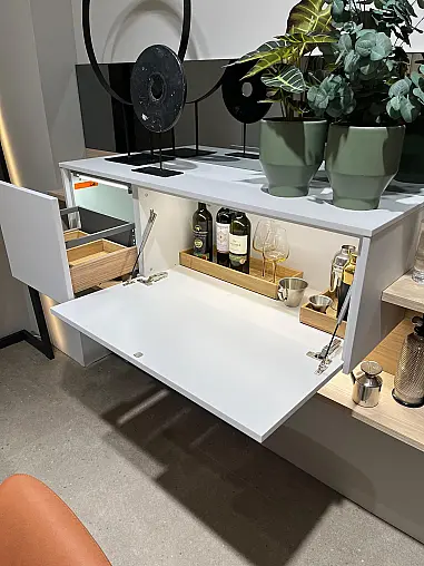 Exklusives Esszimmer inklusive Tisch - 5 drehbare Stühle - Schrankwand mit indirekter LED-Beleuchtung - Messestück wieder original verpackt