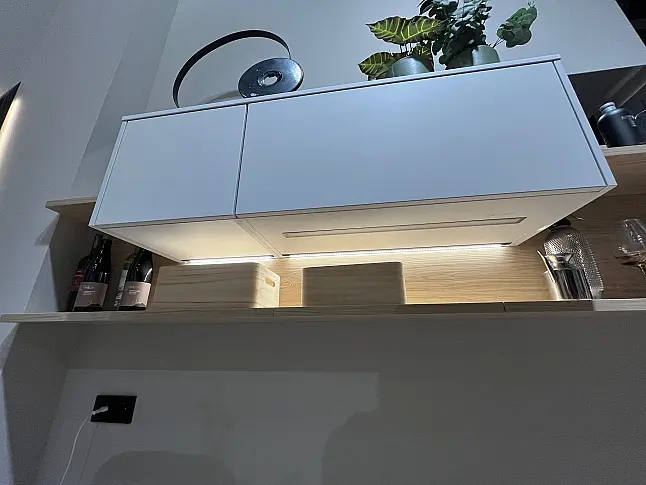 Exklusives Esszimmer inklusive Tisch - 5 drehbare Stühle - Schrankwand mit indirekter LED-Beleuchtung - Messestück wieder original verpackt