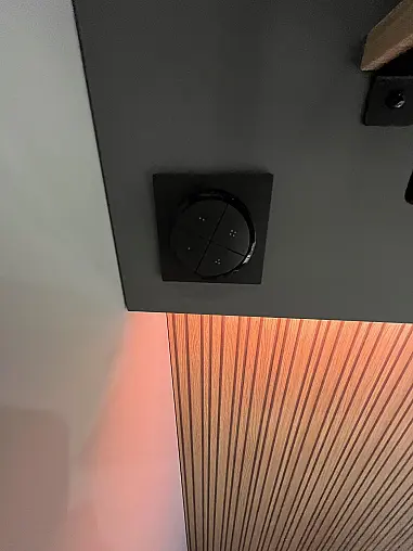 Exklusive Wohnwand - viel LED-Beleuchtung - inklusive Couchtisch - Philips Hue Beleuchtung