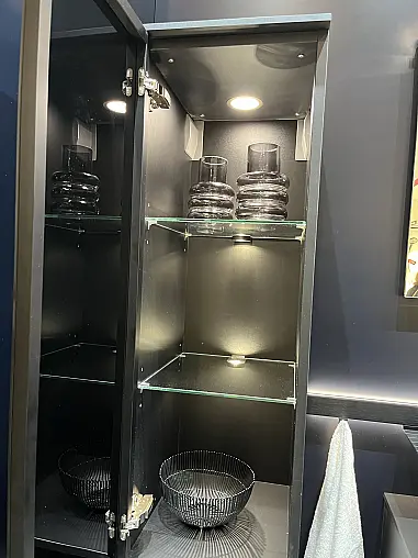 Exklusives Badezimmer - Keramik-Platten - Midischrank - LED-Beleuchtungen - LED-Spiegel