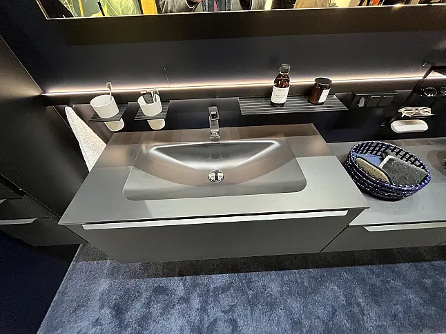 Exklusives Badezimmer - Keramik-Platten - Midischrank - LED-Beleuchtungen - LED-Spiegel