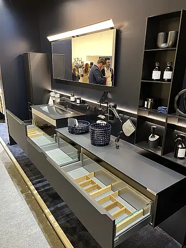 Exklusives Badezimmer - Keramik-Platten - Midischrank - LED-Beleuchtungen - LED-Spiegel