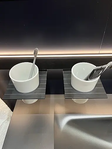 Exklusives Badezimmer - Keramik-Platten - Midischrank - LED-Beleuchtungen - LED-Spiegel