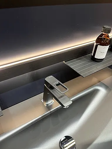 Exklusives Badezimmer - Keramik-Platten - Midischrank - LED-Beleuchtungen - LED-Spiegel