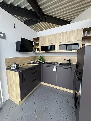 Moderne Küche in Intense Brown und Honey Oak mit Keramik-Arbeitsplatte