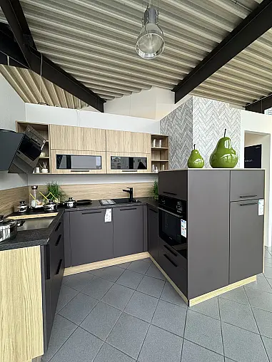 Moderne Küche in Intense Brown und Honey Oak mit Keramik-Arbeitsplatte