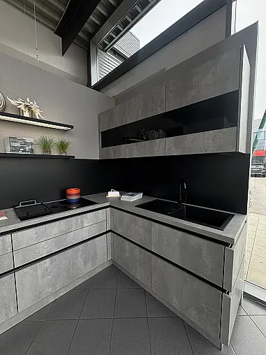 Moderne L-Küche in Concrete Grey mit schwarzen Akzenten