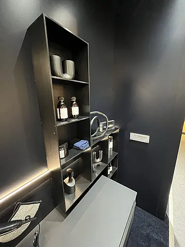 Exklusives Badezimmer - Keramik-Platten - Midischrank - LED-Beleuchtungen - LED-Spiegel