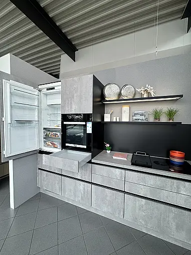Moderne L-Küche in Concrete Grey mit schwarzen Akzenten