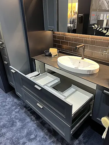Exklusives Badezimmer / Waschtisch / Alibert / Midi-Schrank - LED-Beleuchtungen - Quarzstein-Platte