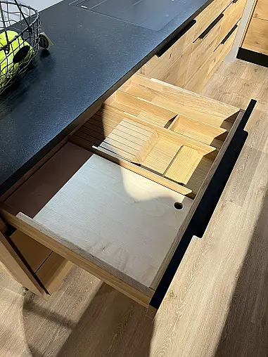 Massivholzküche mit Kochinsel und Natursreinarbeitsplatten
