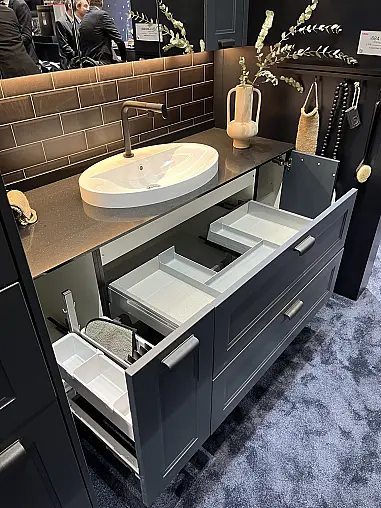 Exklusives Badezimmer / Waschtisch / Alibert / Midi-Schrank - LED-Beleuchtungen - Quarzstein-Platte