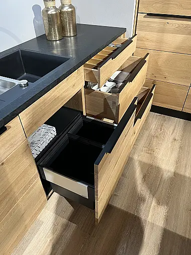 Massivholzküche mit Kochinsel und Natursreinarbeitsplatten