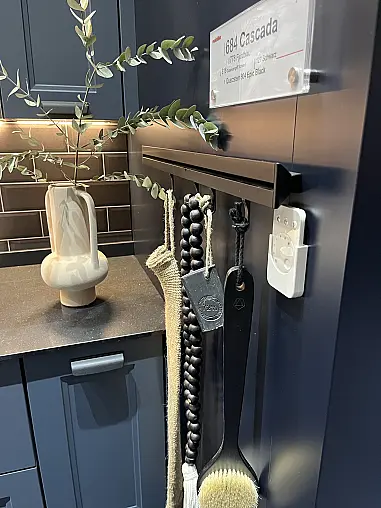 Exklusives Badezimmer / Waschtisch / Alibert / Midi-Schrank - LED-Beleuchtungen - Quarzstein-Platte