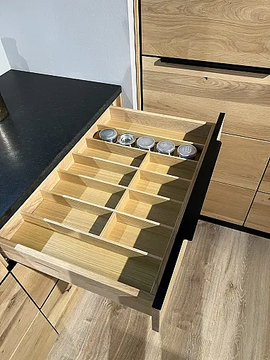 Massivholzküche mit Kochinsel und Natursreinarbeitsplatten