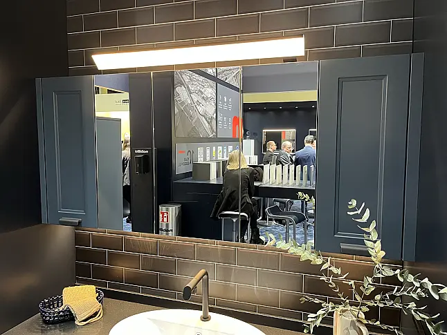 Exklusives Badezimmer / Waschtisch / Alibert / Midi-Schrank - LED-Beleuchtungen - Quarzstein-Platte