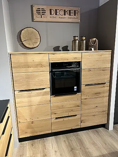 Massivholzküche mit Kochinsel und Natursreinarbeitsplatten